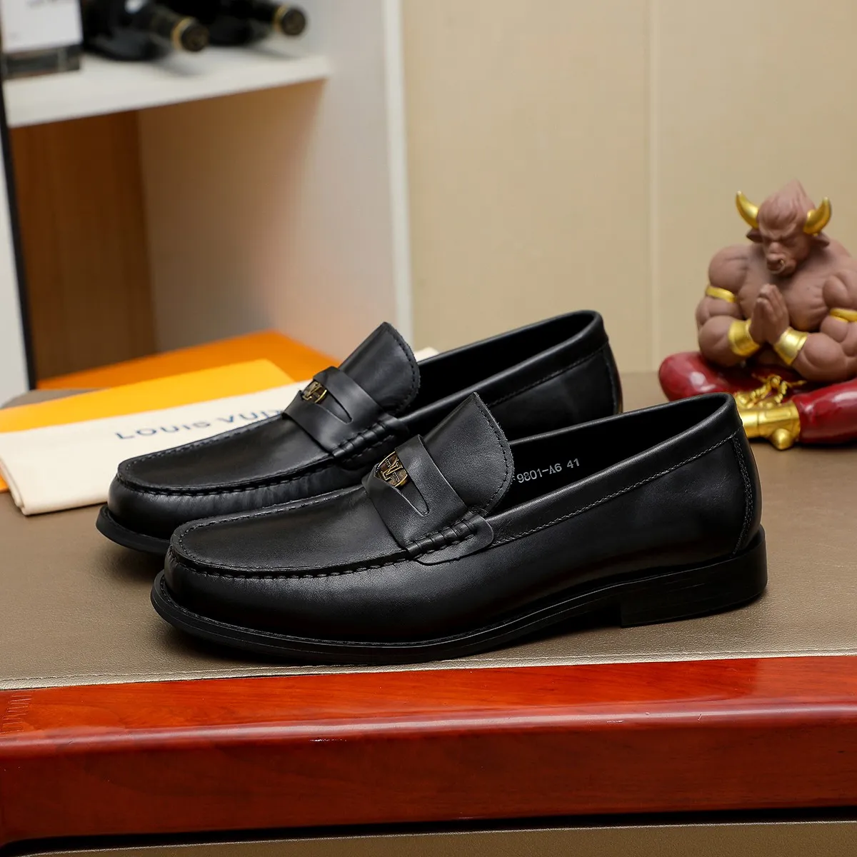 Men's shoes 460 💰 Louis Vuitton LV ® 🆕 model 🔛 full shoe counter, first layer cowhide, 🐂leather lining casual shoes for men, super soft outsole, a must-have for driving. Synchronized with the counter, original first layer cowhide, completely 1:1 mold customization 🌹 top version, color optional! Number: 38-44 (45.46 customized)